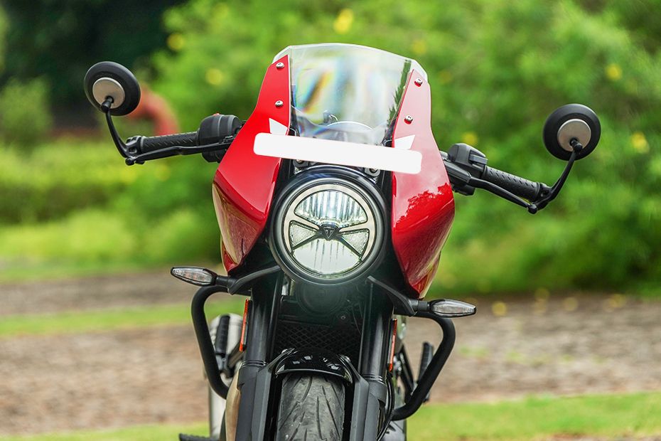 Head Light of Thruxton 400