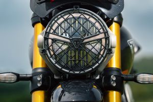 Head Light of Scrambler 400 XC