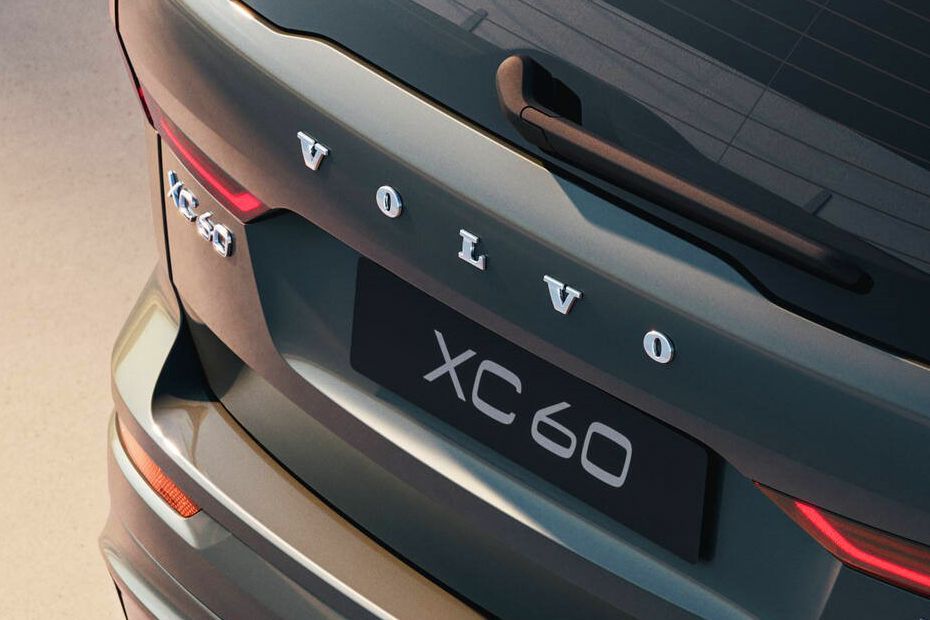 Rear 3/4 left Image of XC60 2025