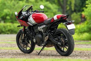 Rear Left View of Thruxton 400