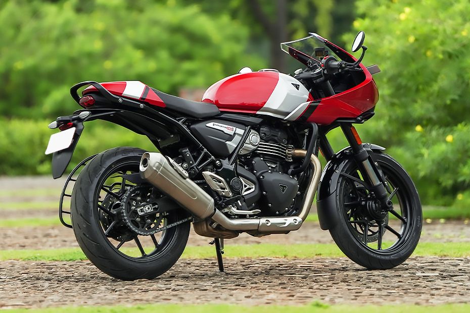 Rear Right View of Thruxton 400