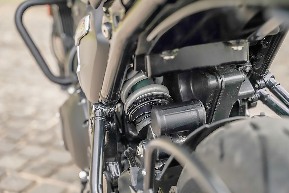 Rear Suspension View of Thruxton 400