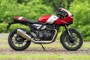 Right Side View of Thruxton 400