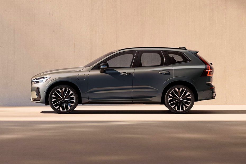 Rear 3/4 left Image of XC60 2025
