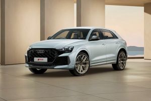 Front 1/4 left Image of RS Q8