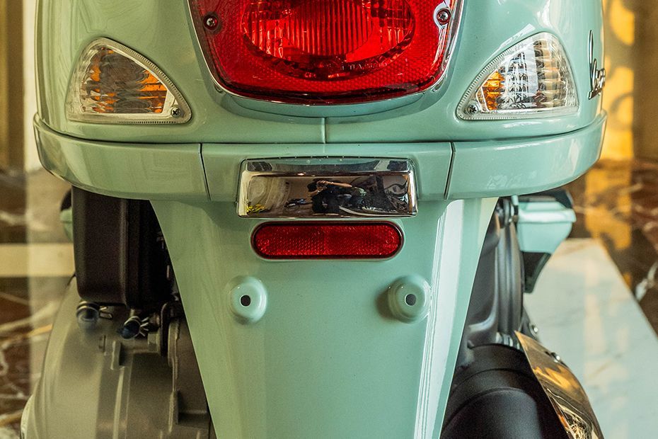 Rear Indicator View of 125