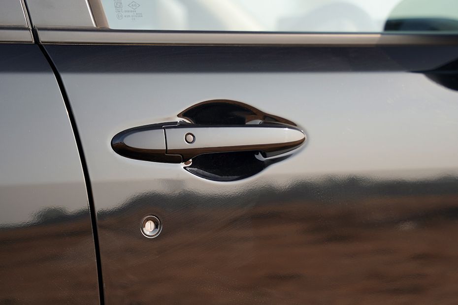 Door handles Image of Elevate