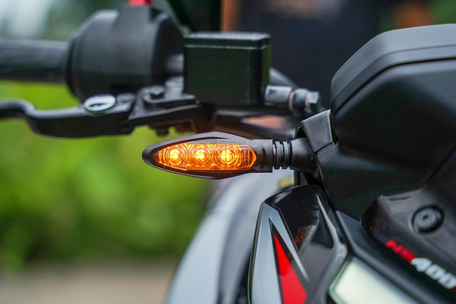 Front Indicator View of Pulsar NS400Z