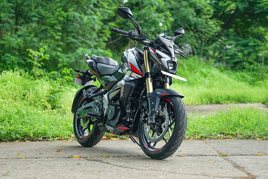 Front Right View of Pulsar NS400Z