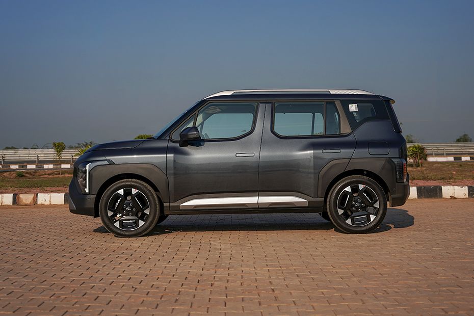 Rear 3/4 left Image of Syros