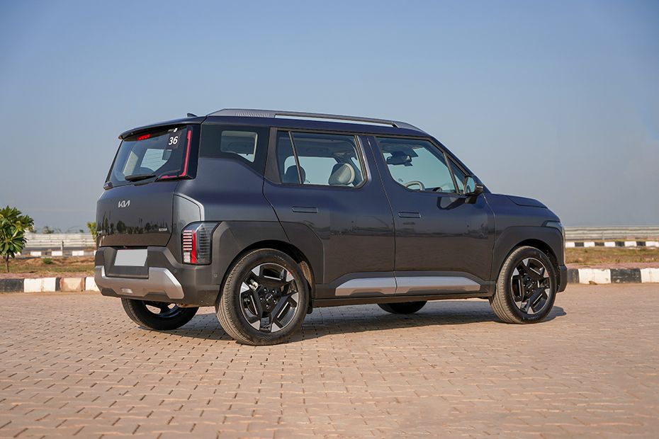 Rear 3/4 Right Image of Syros