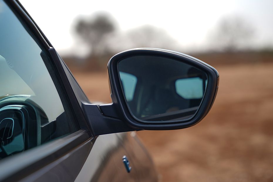 Side mirror rear angle Image of eC3