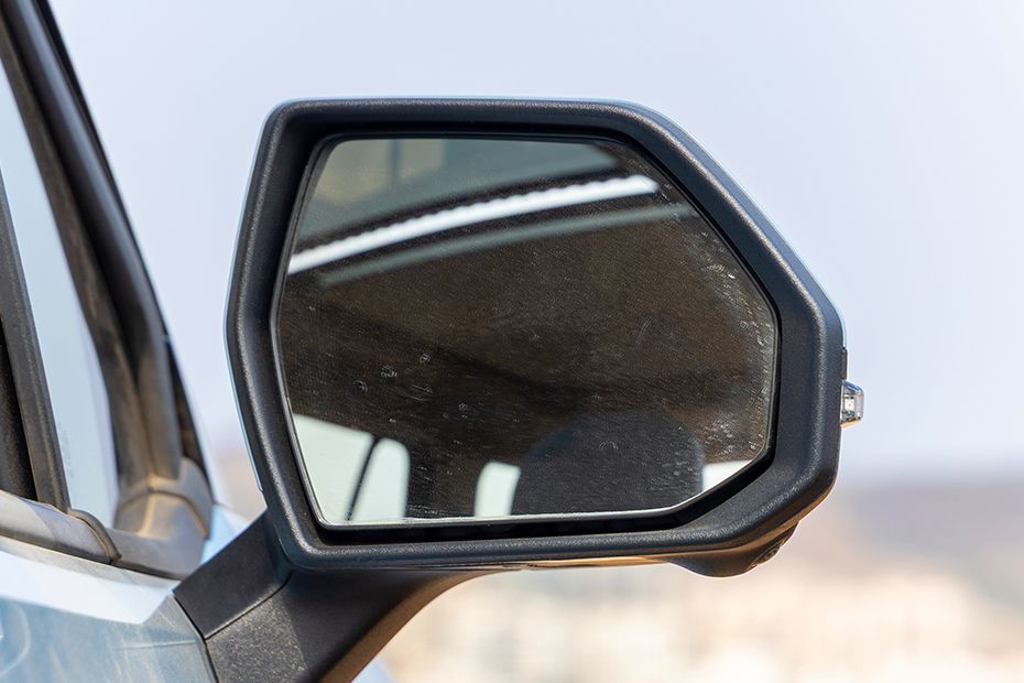 Side mirror rear angle Image of Syros