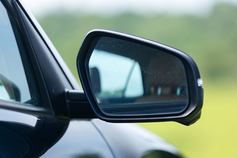 Side mirror rear angle Image of Alcazar