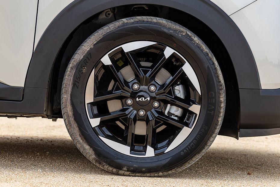 Wheel arch Image of Carens Clavis