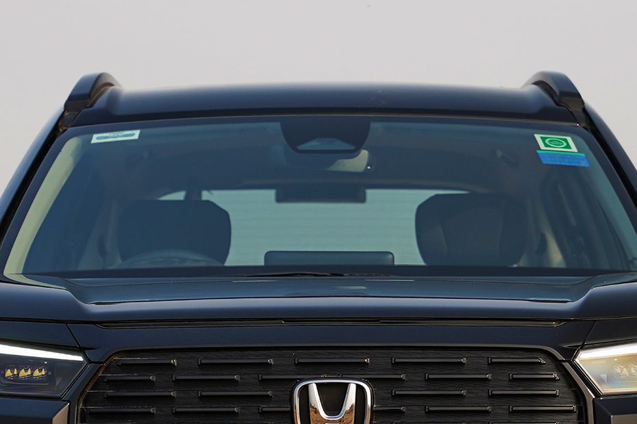 Wiper with full windshield Image of Elevate