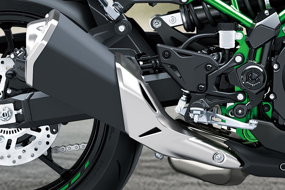 Exhaust View of Z900