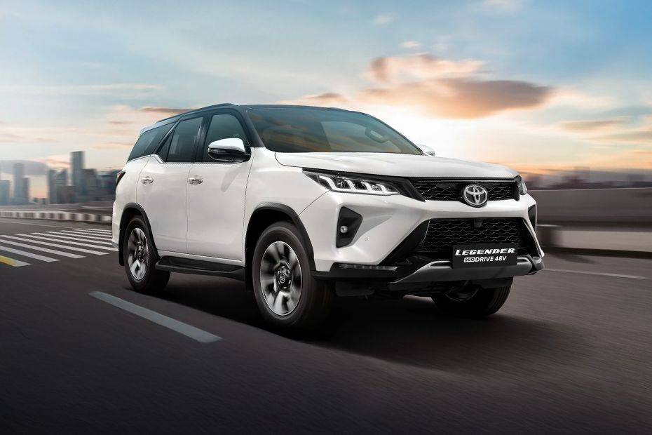 Front 1/4 left Image of Fortuner Legender