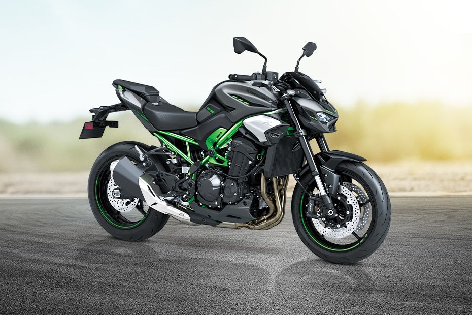 Front Right View of Z900