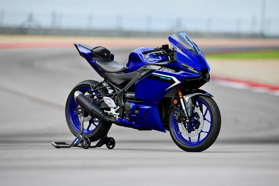 Front Right View of 2025 R3