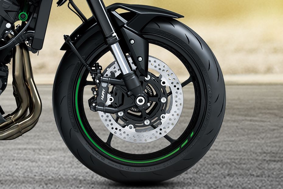 Front Tyre View of Z900