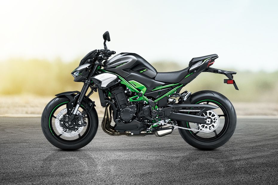 Left Side View of Z900