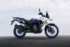 Right Side View of V-Strom 800 DE