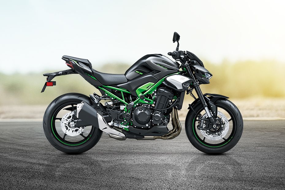 Right Side View of Z900
