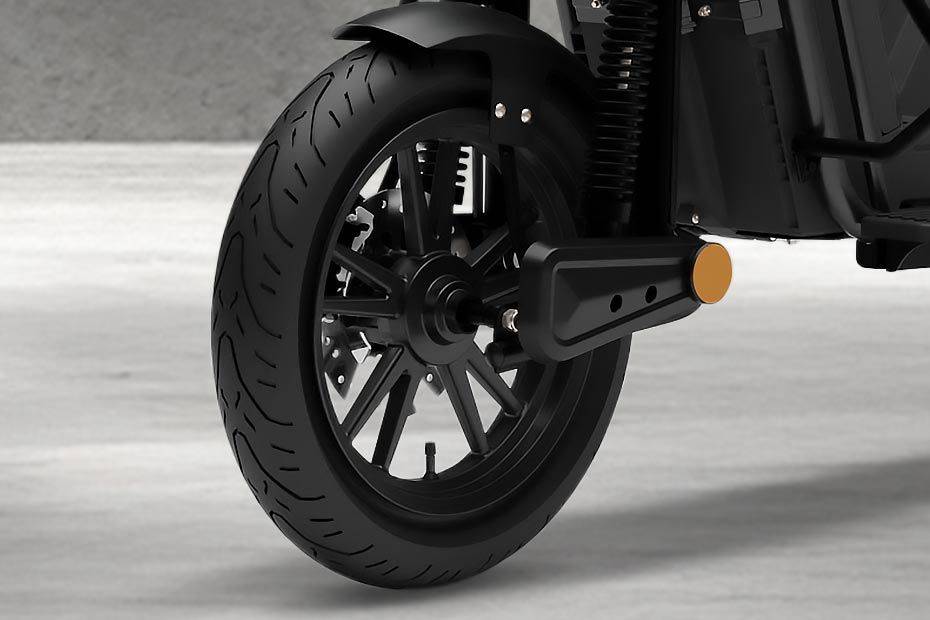 Front Tyre View of Challenger
