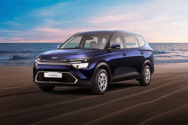 Front 1/4 left Image of Carens