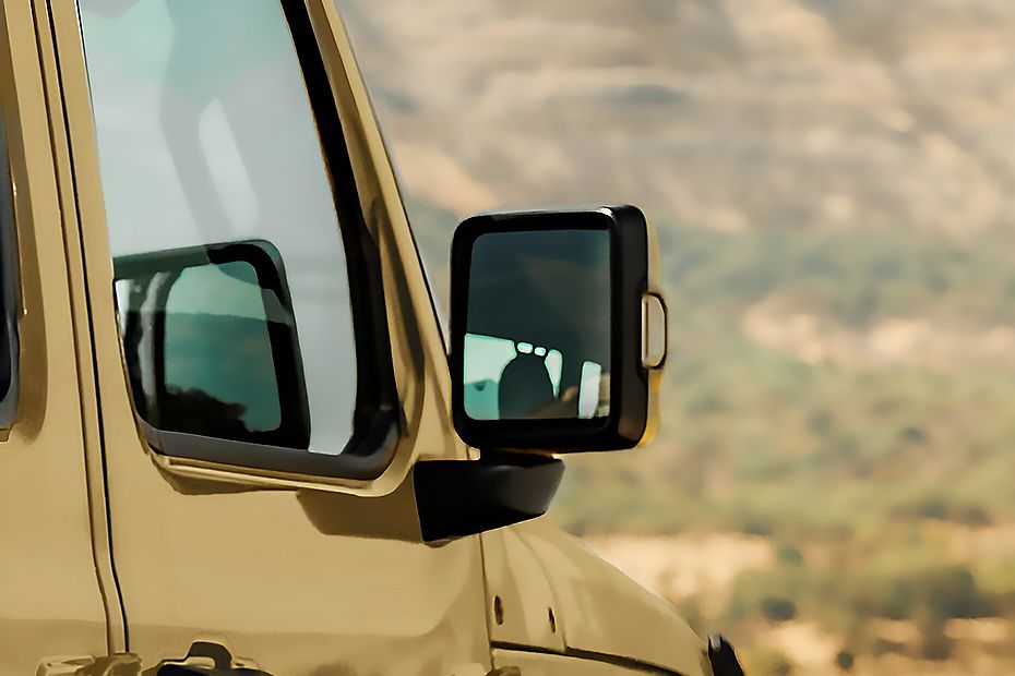 Side mirror rear angle Image of Wrangler