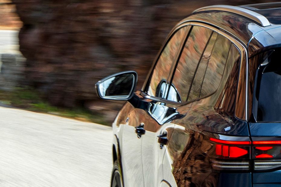 Side mirror rear angle Image of Tayron R-Line