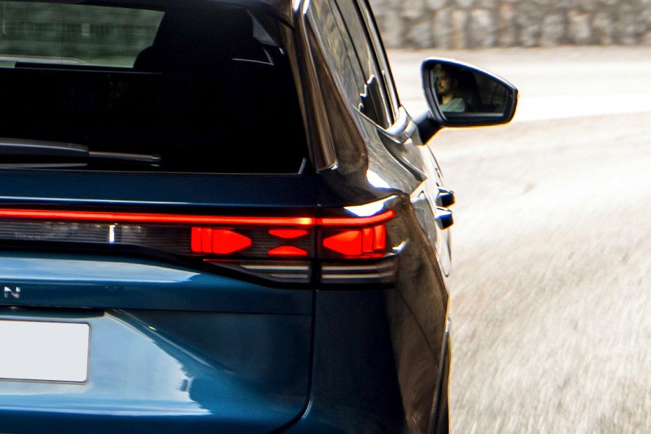 Tail lamp Image of Tayron R-Line