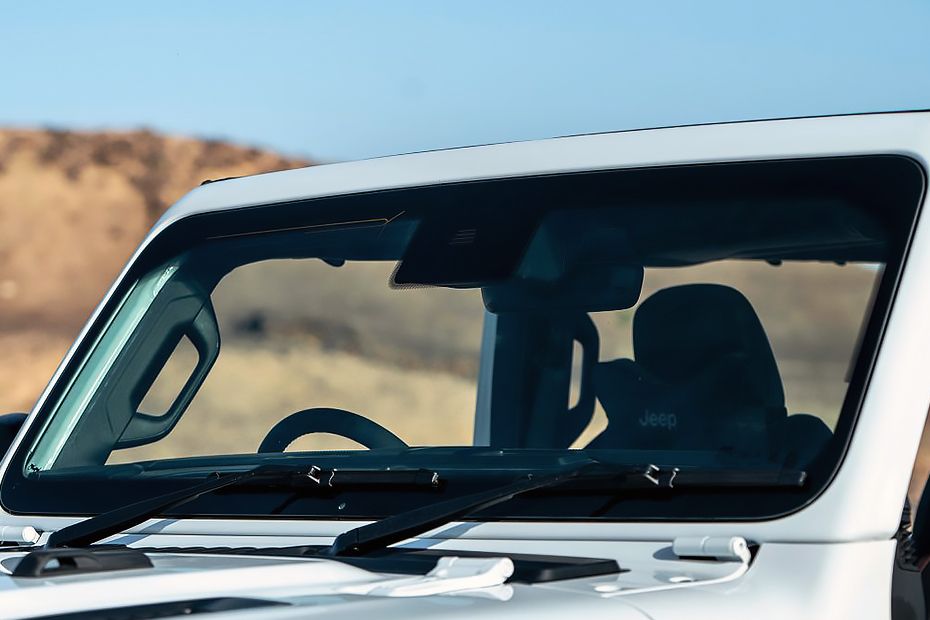 Wiper with full windshield Image of Wrangler
