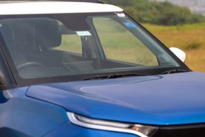 Wiper with full windshield Image of Punch