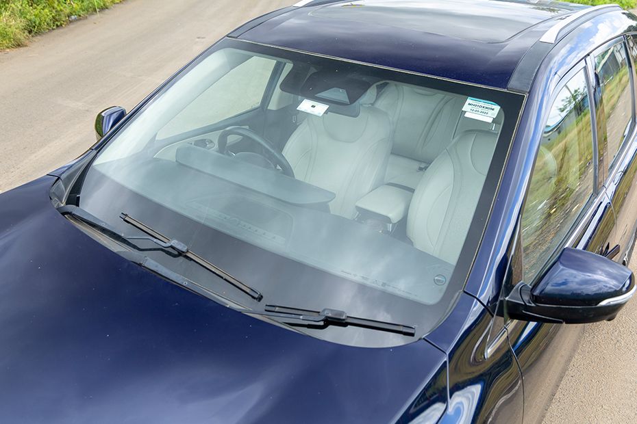 Wiper with full windshield Image of XUV700