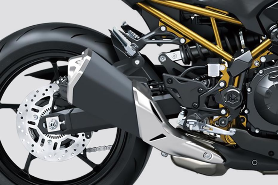 Exhaust View of Z900