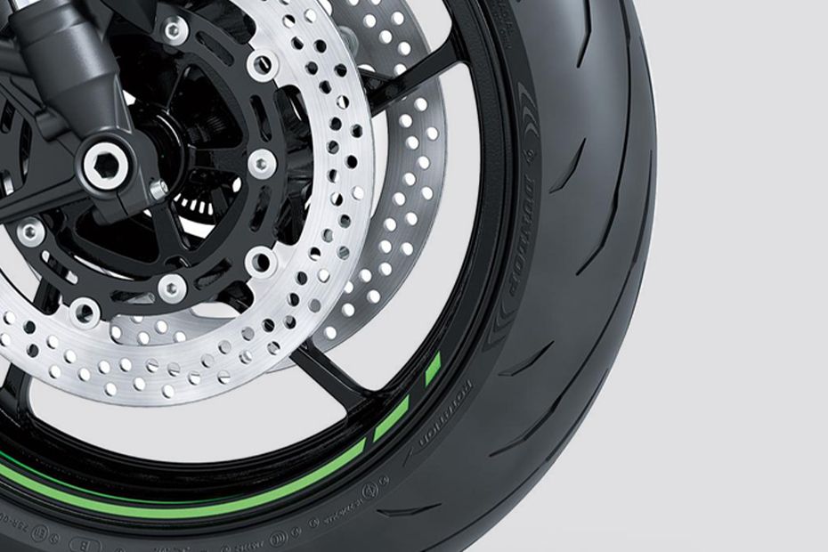 Front Tyre View of Z900