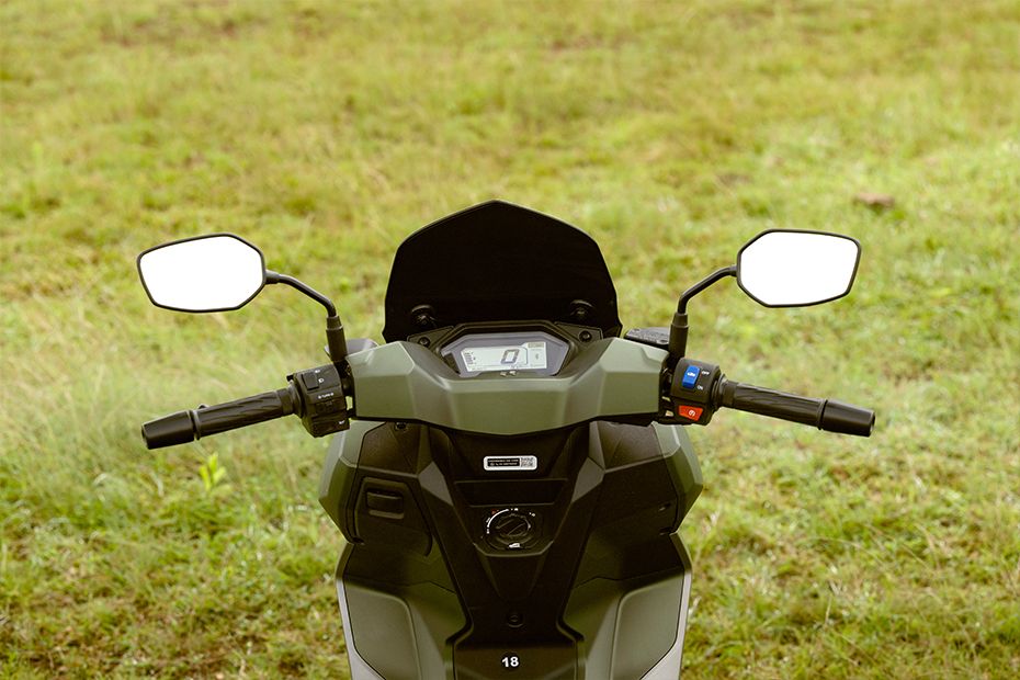 Front Indicator View of Xoom 160