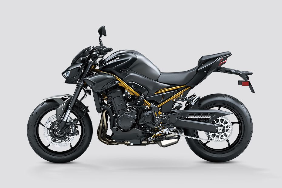 Left Side View of Z900