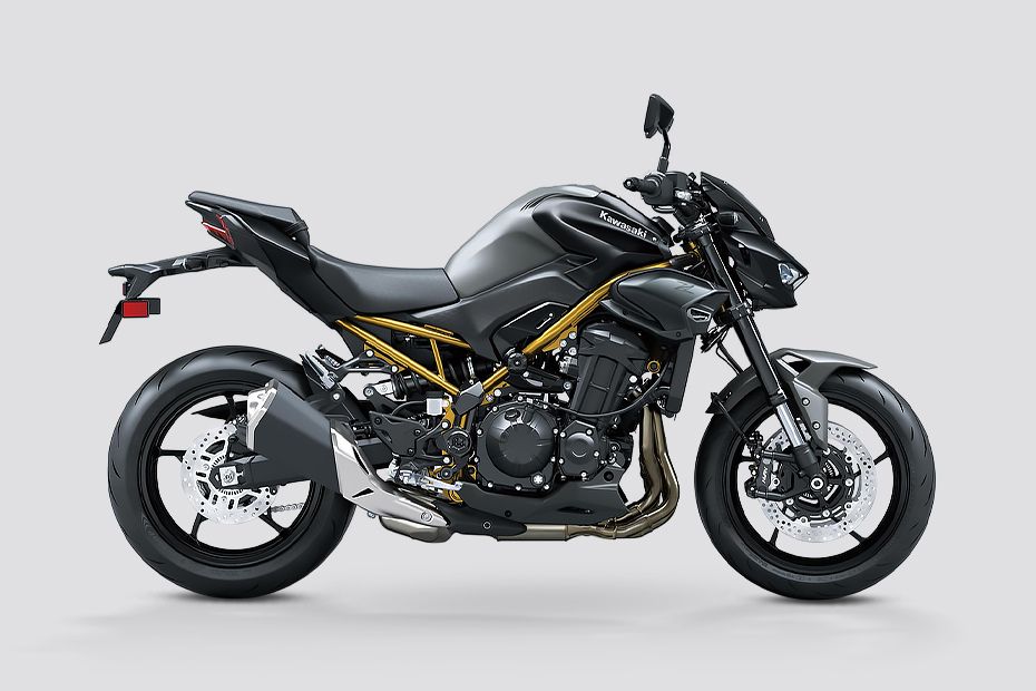 Right Side View of Z900