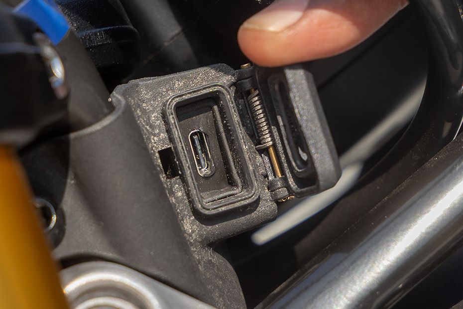 Charging ports of Speed 400