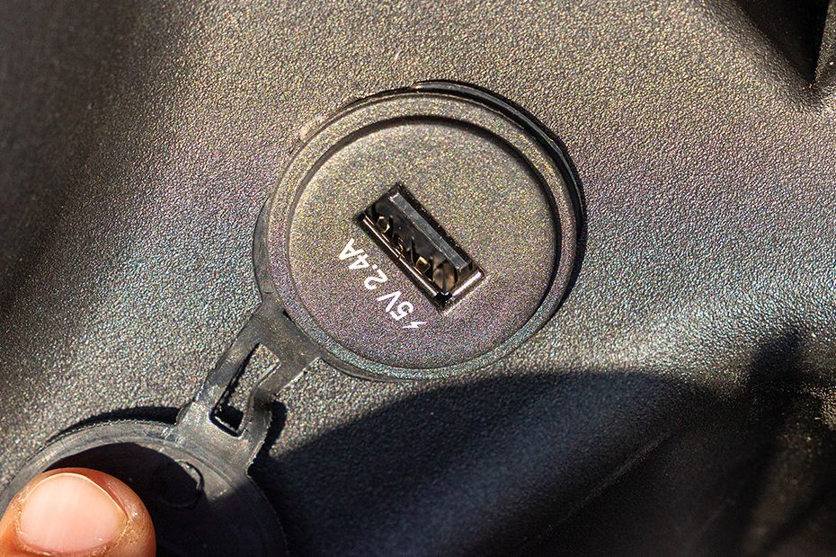 Charging ports of DX EV