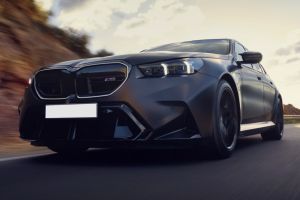 Driving: Front Left Quarter View Image of M5