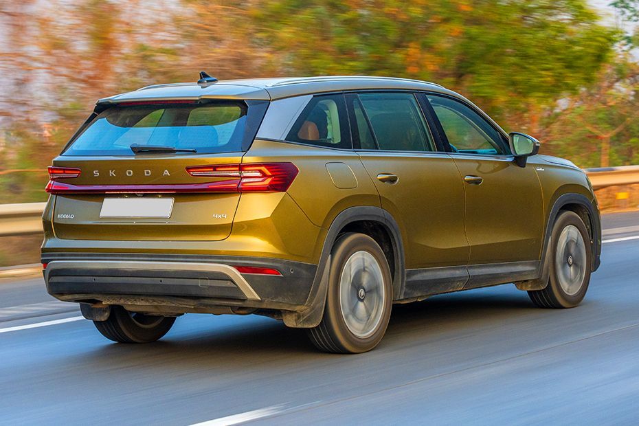 Driving: Rear Right Three Quarter View Image of Kodiaq