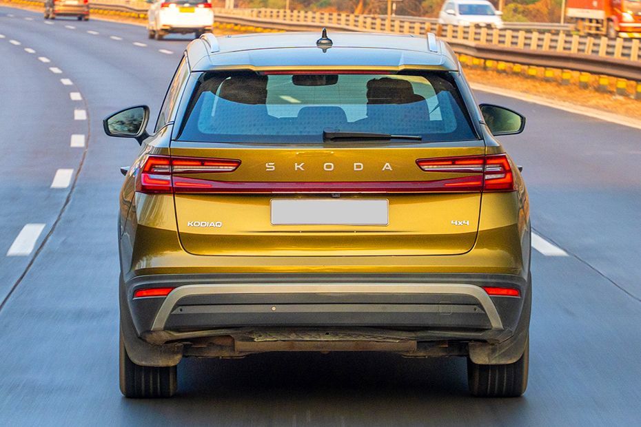 Driving: Rear View Image of Kodiaq