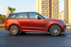 Driving: Side Profile (Right) View Image of Range Rover Sport