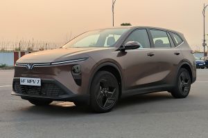Front Left Quarter View Image of VF MPV 7