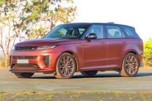 Front Left Quarter View Image of Range Rover Sport
