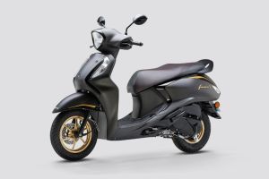 Front Left Quarter View View of Fascino 125 Fi Hybrid